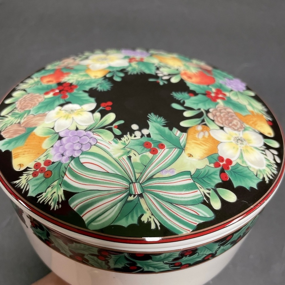 Mikasa Keepsake Box Festive Wreath pattern